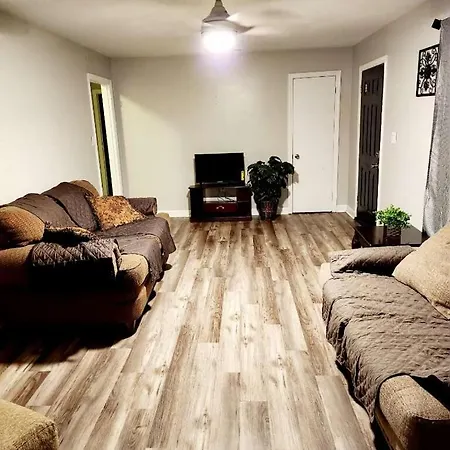 Spacious Room Close To Downtown And Events